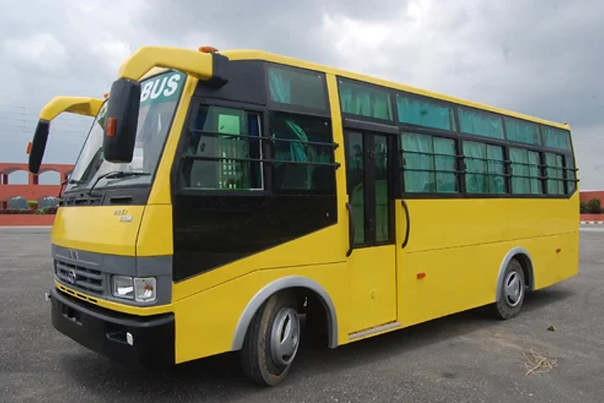 WhiteRay Institute student bus providing transportation for NEET, IIT-JEE, and NDA students in Chandigarh